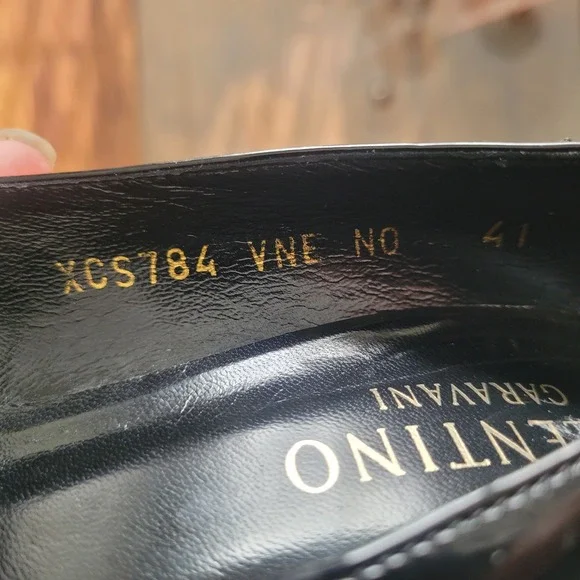 Valentino Garavani Black Patent Leather Pointed Toe Pumps Ribbed Heel Size 41